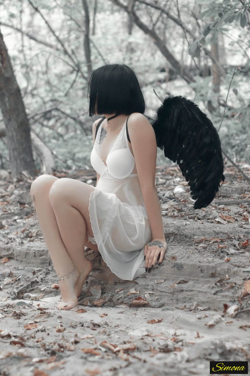Амина с черными крыльями.