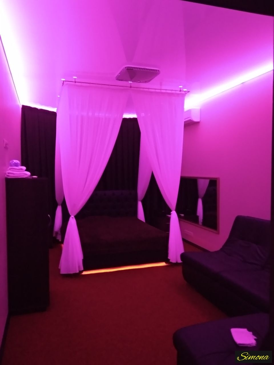 Canopy bed